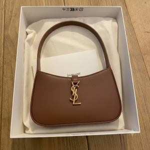 حقيبة كتف إيف سان لوران هوبو (YSL Hobo Bag) – جلد فاخر بلون بني دافئ
