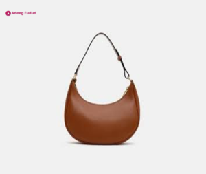 هل ترغبين في حقيبة يد (Handbag) بتصميم عصري وألوان دافئة تنسجم بسهولة مع جميع ملابسكِ وتمنحكِ مظهراً راقياً؟ 🌸 موقعنا يقدم لكِ اليوم حقيبة الكتف الأنيقة بتصميم الهلال الساحر (Hobo style) باللون البني الكلاسيكي الدافئ والمصنوعة من الجلد الناعم. 🛍️ قطعة مثالية ومواكبة لأحدث صيحات الموضة العالمية لترافقكِ في العمل، الجامعة، أو خروجاتكِ المميزة بفضل حجمها المثالي الذي يتسع لكل أغراضكِ الأساسية بكل خفة وأناقة. ✨ تألقي بلمسة نهائية فريدة تبرز جمال ذوقكِ الرفيع، وتمنح حضوركِ طابعاً من الفخامة البسيطة والعملية التي تبحث عنها كل امرأة عصرية. 🥰 اضغطي على الرابط الآن واكتشفي تفاصيل هذه الحقيبة الجذابة لتكملي بها تفاصيل إطلالتكِ الساحرة المتكاملة! 📥👇