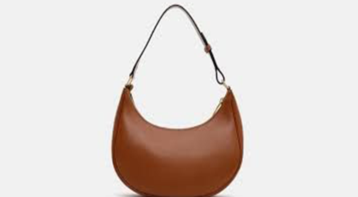 هل ترغبين في حقيبة يد (Handbag) بتصميم عصري وألوان دافئة تنسجم بسهولة مع جميع ملابسكِ وتمنحكِ مظهراً راقياً؟ 🌸 موقعنا يقدم لكِ اليوم حقيبة الكتف الأنيقة بتصميم الهلال الساحر (Hobo style) باللون البني الكلاسيكي الدافئ والمصنوعة من الجلد الناعم. 🛍️ قطعة مثالية ومواكبة لأحدث صيحات الموضة العالمية لترافقكِ في العمل، الجامعة، أو خروجاتكِ المميزة بفضل حجمها المثالي الذي يتسع لكل أغراضكِ الأساسية بكل خفة وأناقة. ✨ تألقي بلمسة نهائية فريدة تبرز جمال ذوقكِ الرفيع، وتمنح حضوركِ طابعاً من الفخامة البسيطة والعملية التي تبحث عنها كل امرأة عصرية. 🥰 اضغطي على الرابط الآن واكتشفي تفاصيل هذه الحقيبة الجذابة لتكملي بها تفاصيل إطلالتكِ الساحرة المتكاملة! 📥👇